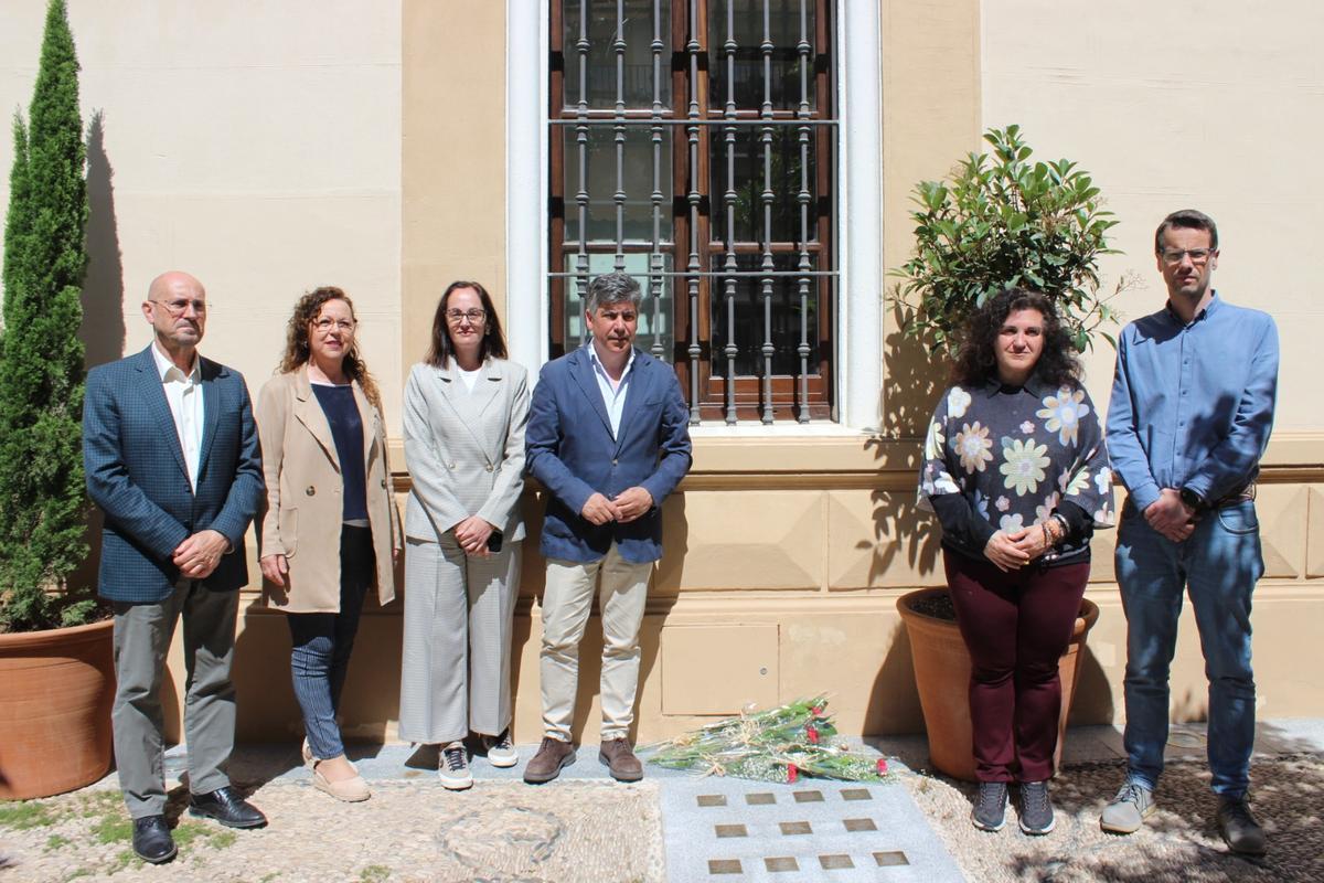 Federico Cabello de Alba, Soledad Raya, Lidia Bujalance, Rafael Llamas, María Luisa Rodas y Adrian Lapsley, junto a los 'stolpersteine' situados en la Plaza del Ayuntamiento.