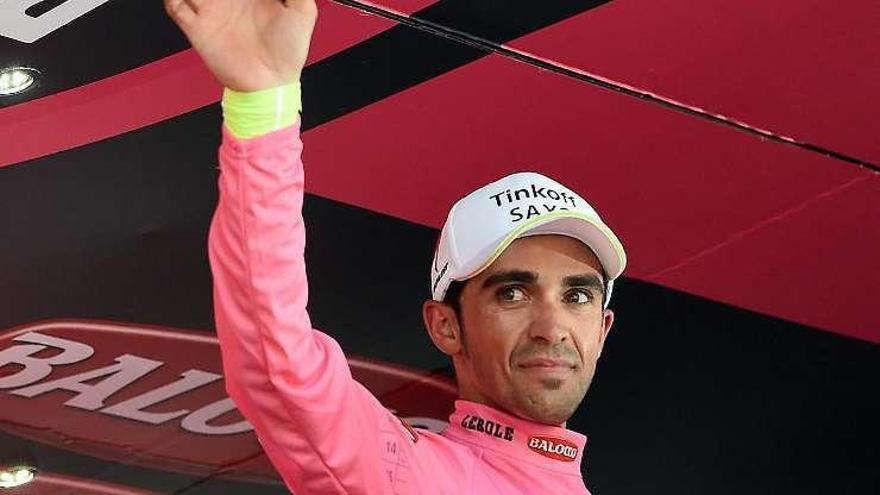 Contador saluda con su &#039;maglia&#039; rosa de líder.