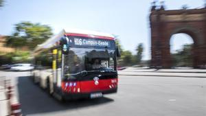 Un bus de la H-16 pasa junto al Arc de Triomf.