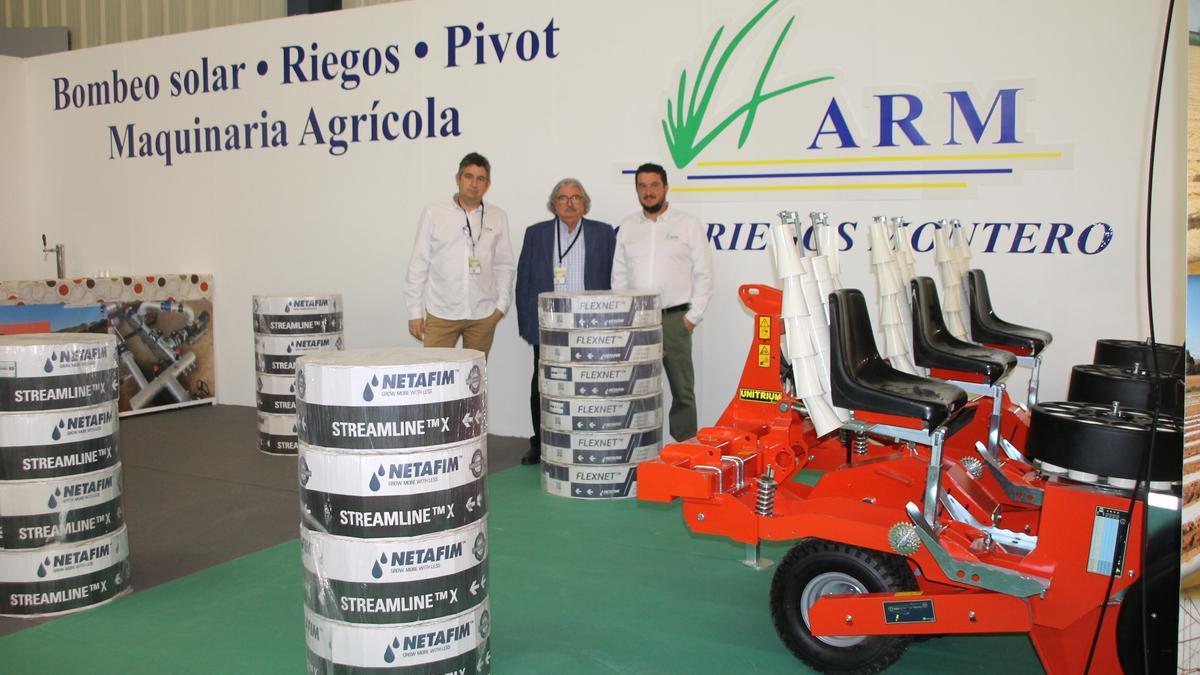 Goyo, Gregorio y Roberto Montero,  directivos de Agro-Riegos Montero presentan en Agroexpo las trasplantadoras 4.0.