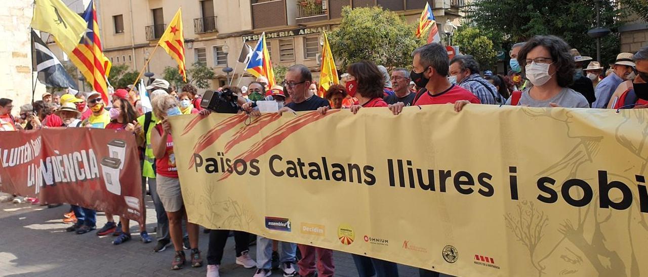 La manifestación independestista catalana ha partido desde la plaza Parroqial de Vinaròs con dirección a Sant Carles de la Ràpita.