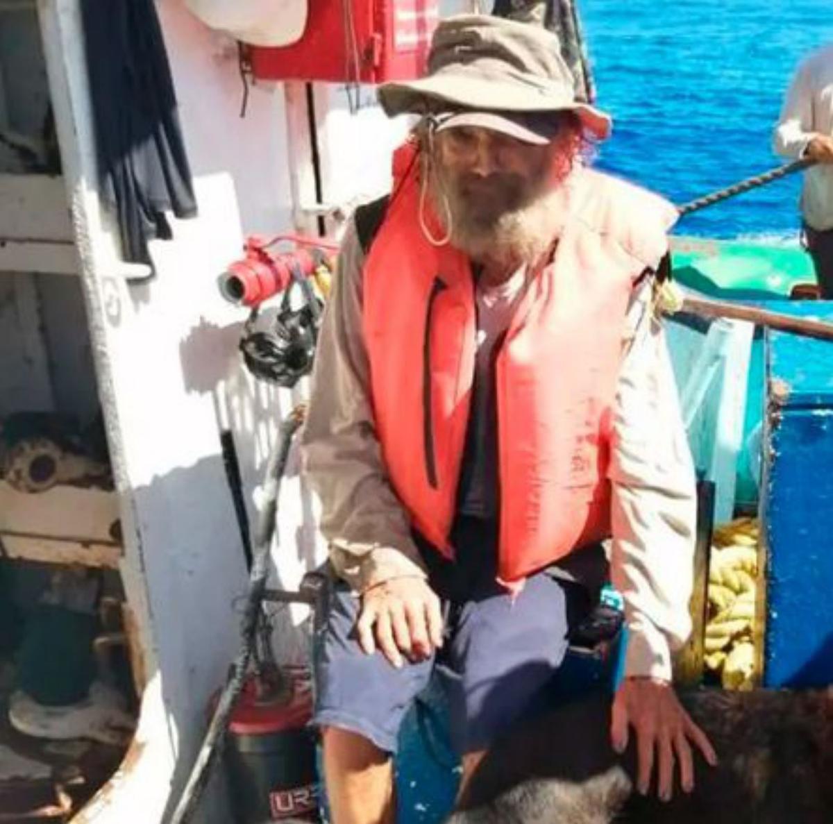 Tim Shaddock y su perra Bella, tras ser rescatados por un atunero mexicano. |  
