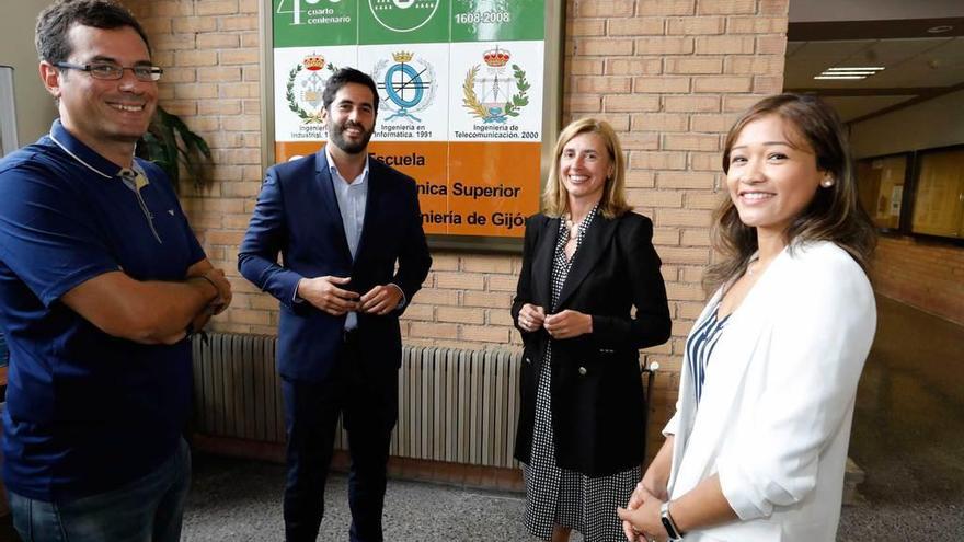 Por la izquierda, Ramón Rubio, Rubén Hidalgo, Eva Pando y Mariel Díaz, ayer, en la Politécnica.