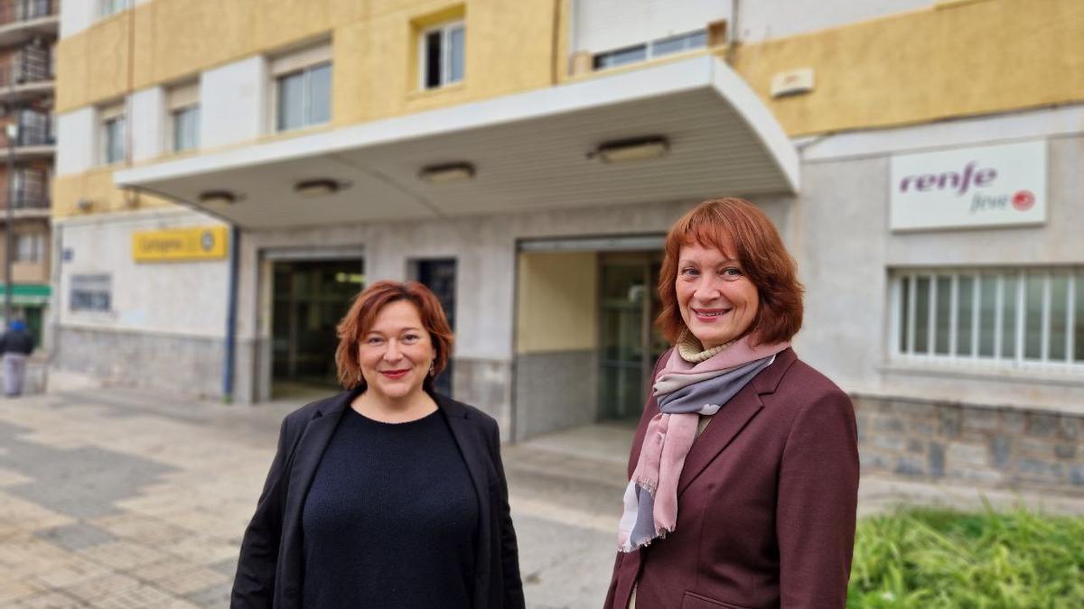 La portavoz municipal de Podemos Cartagena, Leli García y la portavoz regional, María Marín, este martes frente a la FEVE de Cartagena.