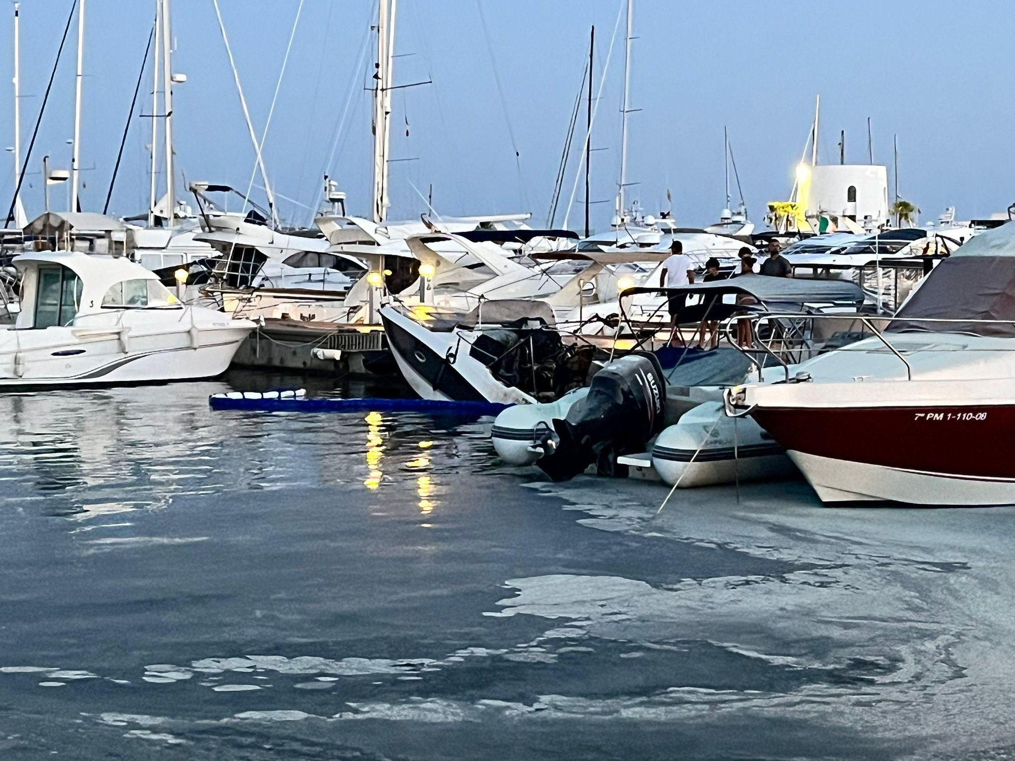 Arde una embarcación en el puerto de Santa Eulària