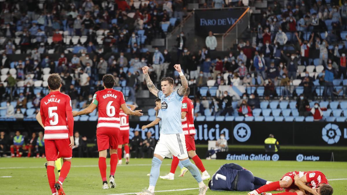 Santi Mina celebra la señalización del penalti.