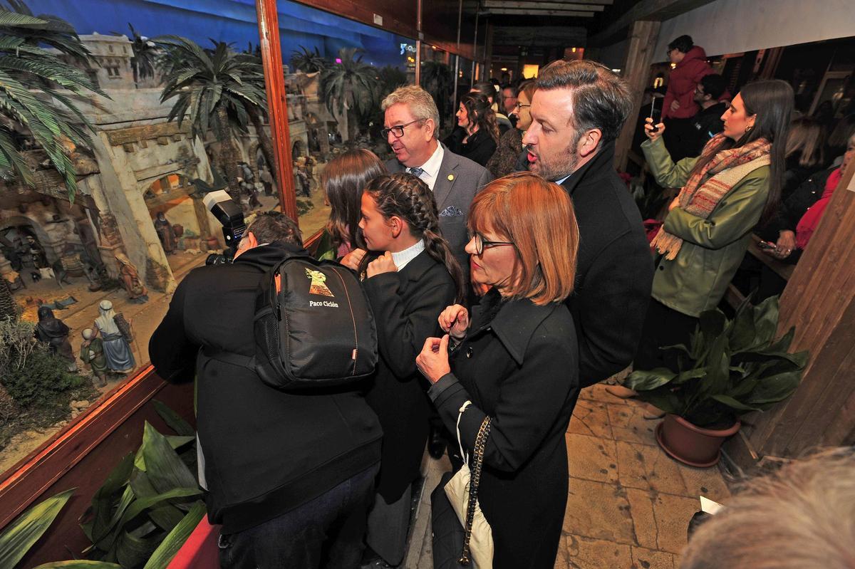 El alcalde Pablo Ruz y la edil Aurora Rodil, el día de la inauguración del belén junto al presidente de la asociación, Francisco Guilabert