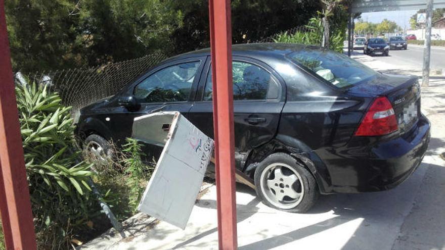 Así ha quedado el coche tras empotrarse contra la valla del vivero