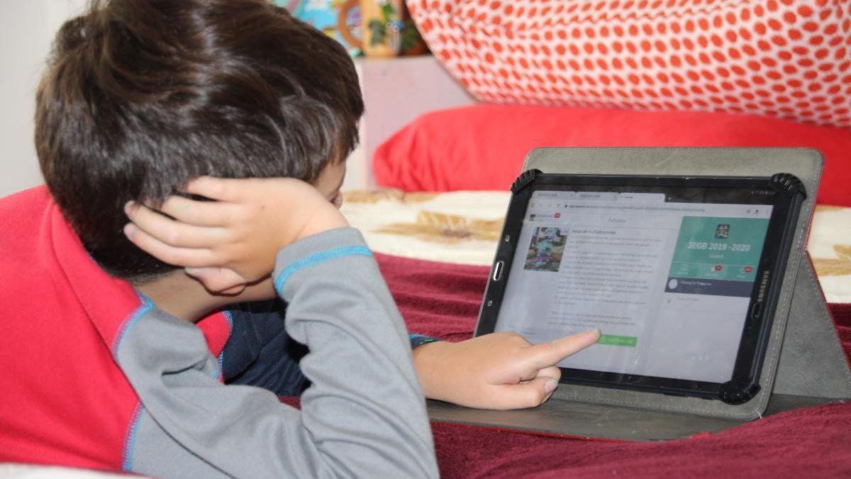 Un niño interactuando con una tablet.