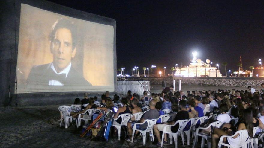 Una imagen del cine de verano en una playa de Málaga.