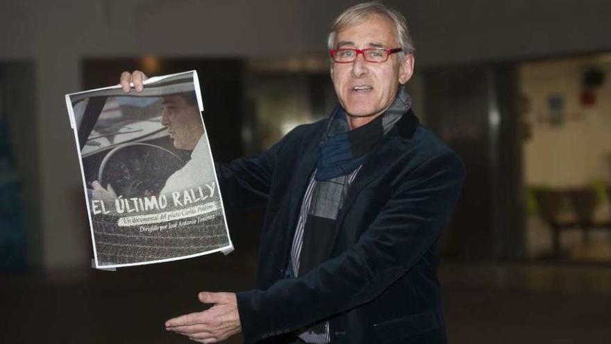 El director José Antonio Jiménez, ayer en el Fórum Metropolitano, con el cartel del documental El Último Rally.