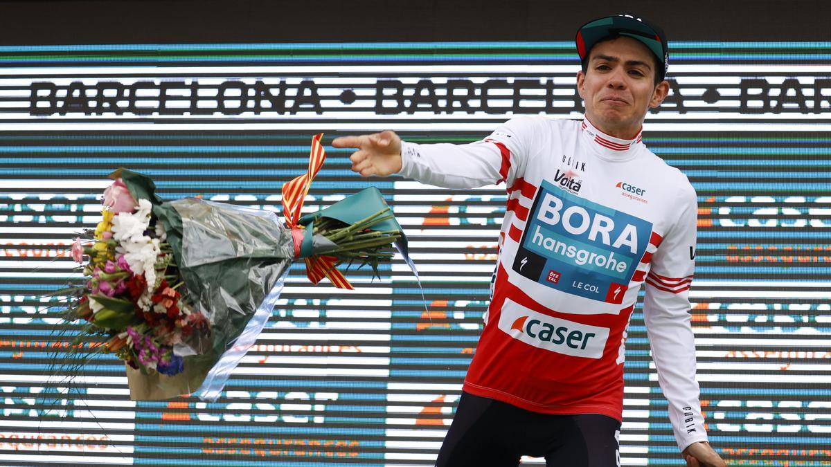 BARCELONA, 27/03/2022.- El ciclista colombiano Sergio Higuita (BORA-Transgohe), celebra su triunfo como líder de la Volta a Catalunya, y con el maillot Rojo de líder de la Montaña, tras la séptima y última etapa de la Volta, este domingo en Barcelona.