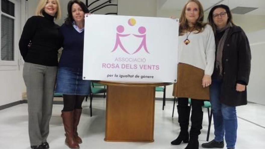 Rosa María Fernández, Carme Puig, Juana Navarro y Bárbara Ortiz, en la sede de la entidad, en Gandia.