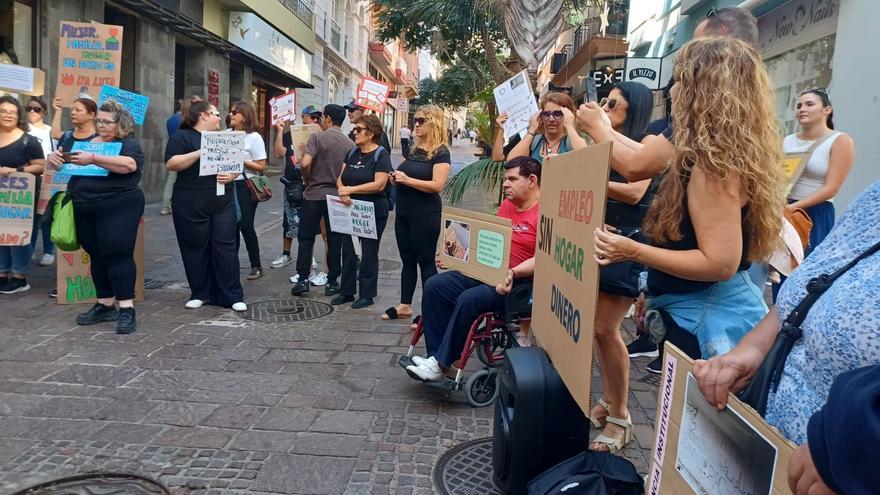 &quot;La próxima puedes ser tú&quot;: reclaman cerca del Parlamento de Canarias soluciones para las personas sin hogar