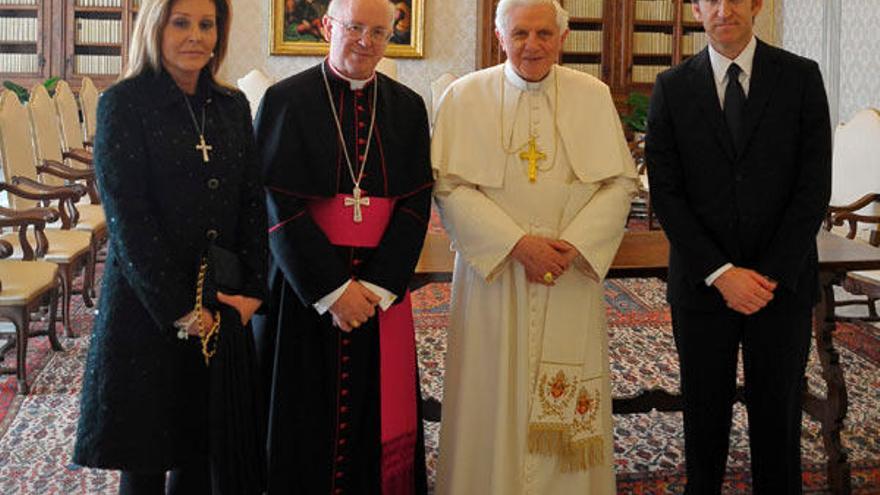 El presidente de la Xunta, Alberto Núñez Feijóo, saluda al Papa, ayer, en el Vaticano, en presencia de Carmen Gámir.