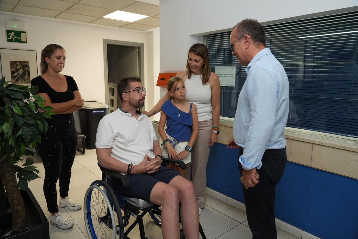 El director de 'Mediterráneo', Ángel Báez, charla con el guardia civil.