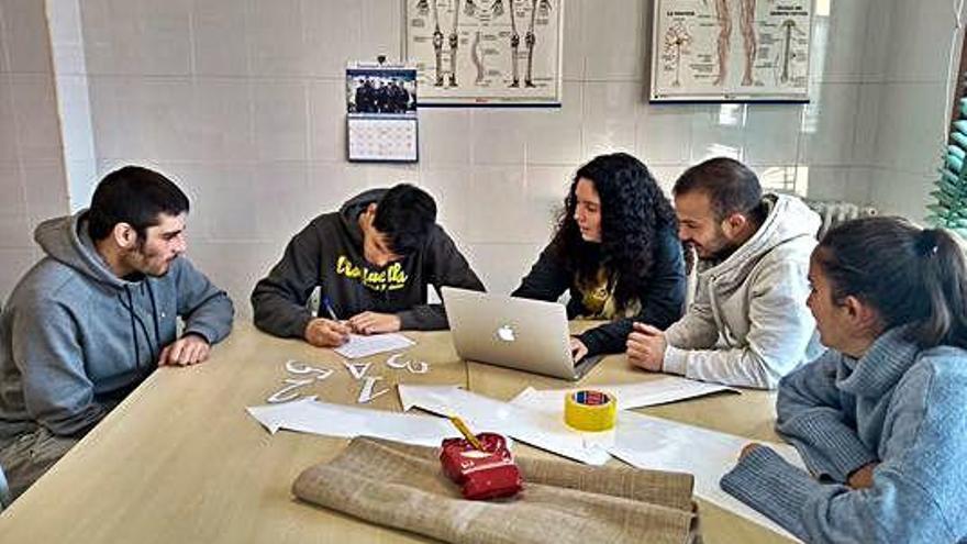 Un grup preparant l&#039;exposició que s&#039;inaugurarà demà.