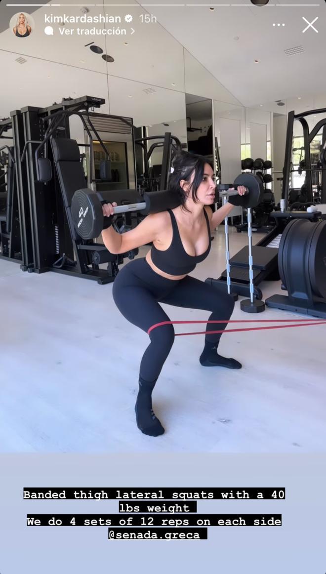 Kim Kardashian haciendo squats laterales