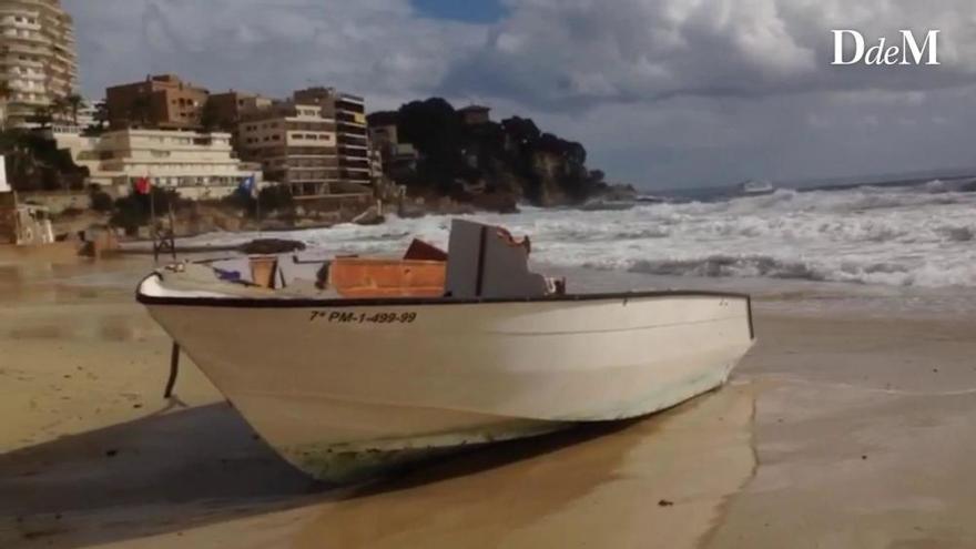 Un barco varado y destrozado por el temporal de lluvia y viento