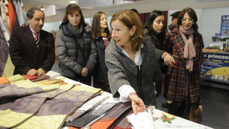 Barcón, ayer, en uno de los puestos de la feria de autónomos de Expocoruña. / carlos pardellas