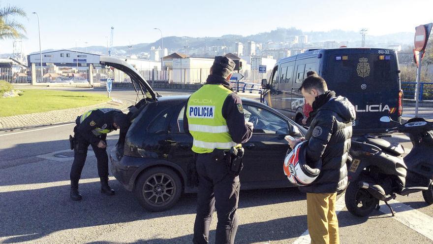 Control antiterrorista realizado ayer por una patrulla en la rotonda de entrada al túnel de Beiramar. // E.V.