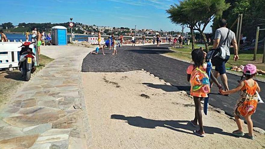 Asfaltado en el acceso a la playa de Oza