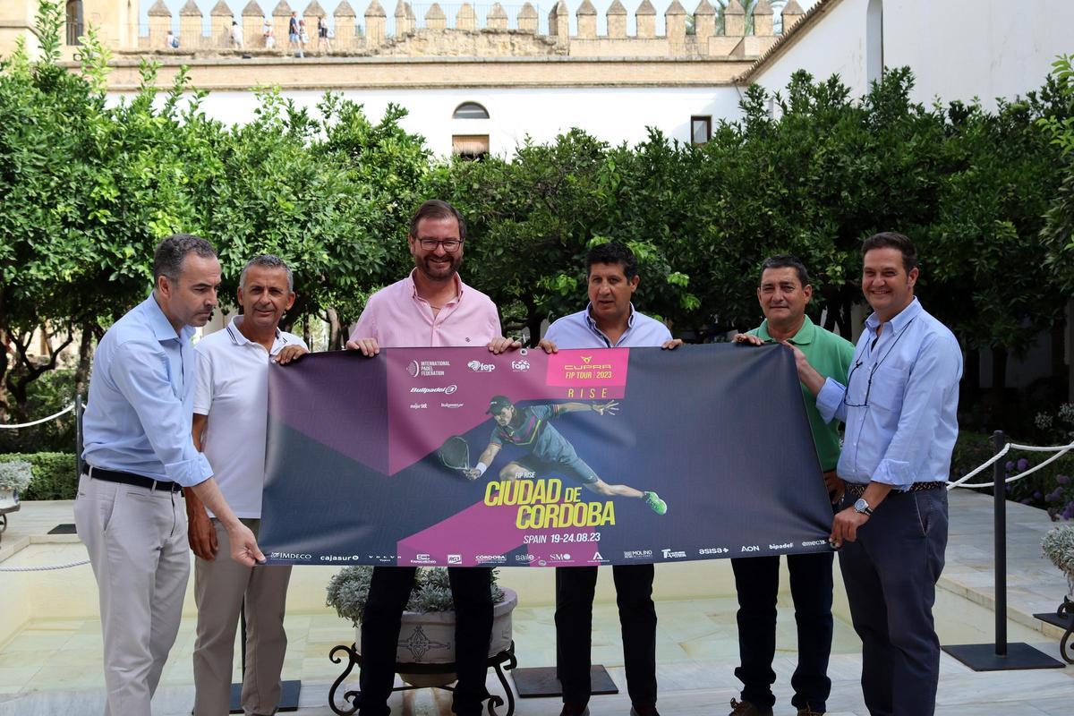 Presentación del cartel oficial del torneo de pádel del club Sierra Morena.