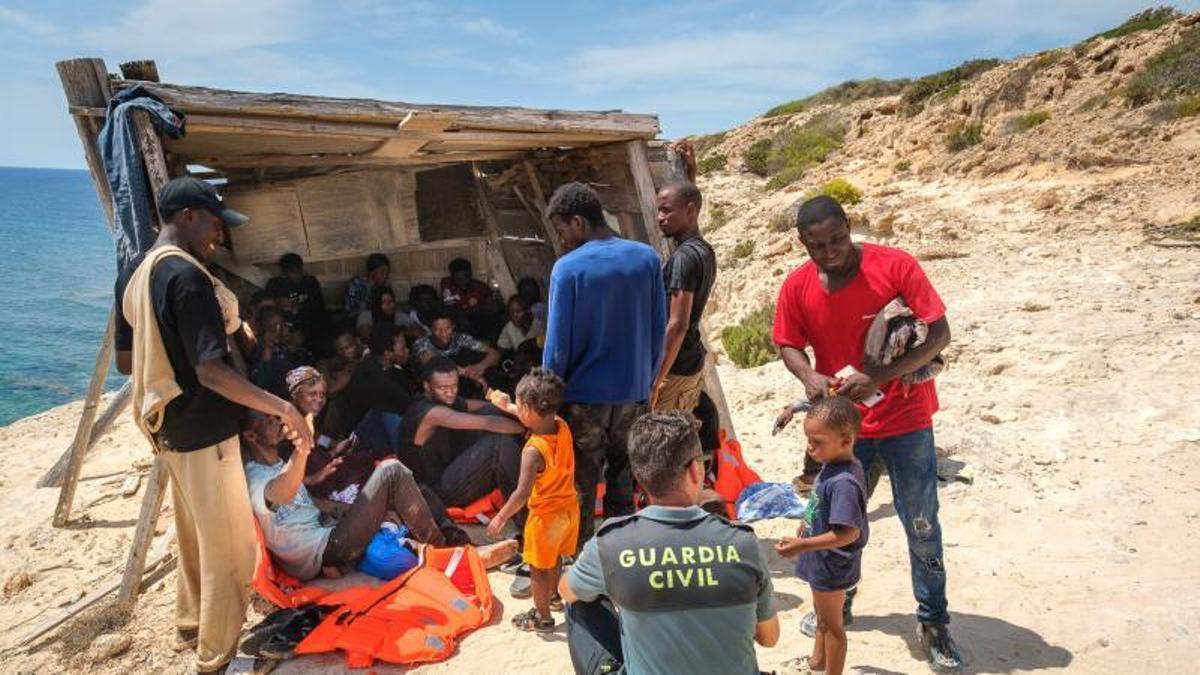 Migrantes interceptados en Formentera hace unos días, entre ellos dos niños de tres años.