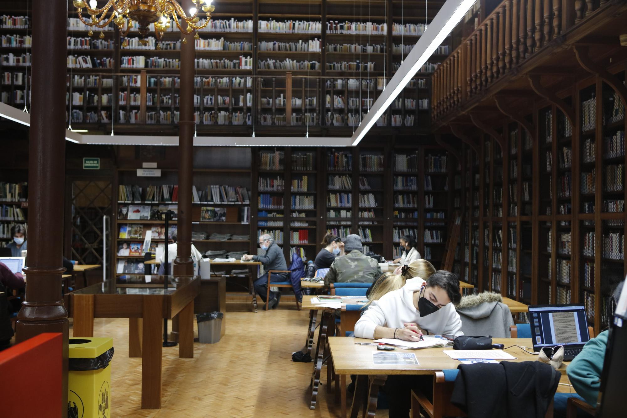 In der Biblioteca de Cort lernen Studenten, während Rentner in der Tageszeitung blättern.