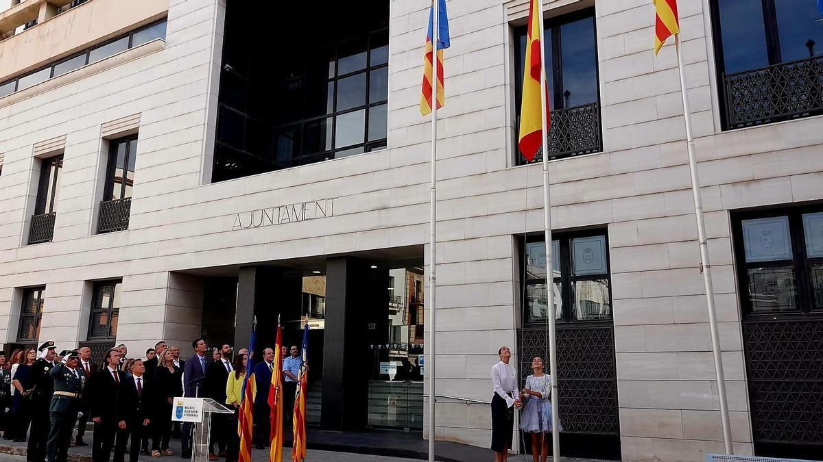 Las reinas falleras de Burriana, Laia Molina y Anna Solà, han sido las encargada de izar la bandera.