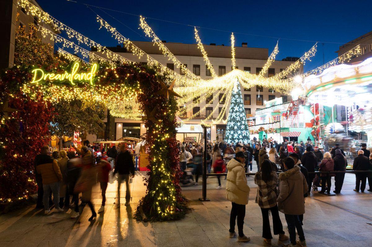 La plaza del Pilar se convierte en el epicentro de la Navidad, haciendo llegar la luz y la ilusión a grandes y pequeños.