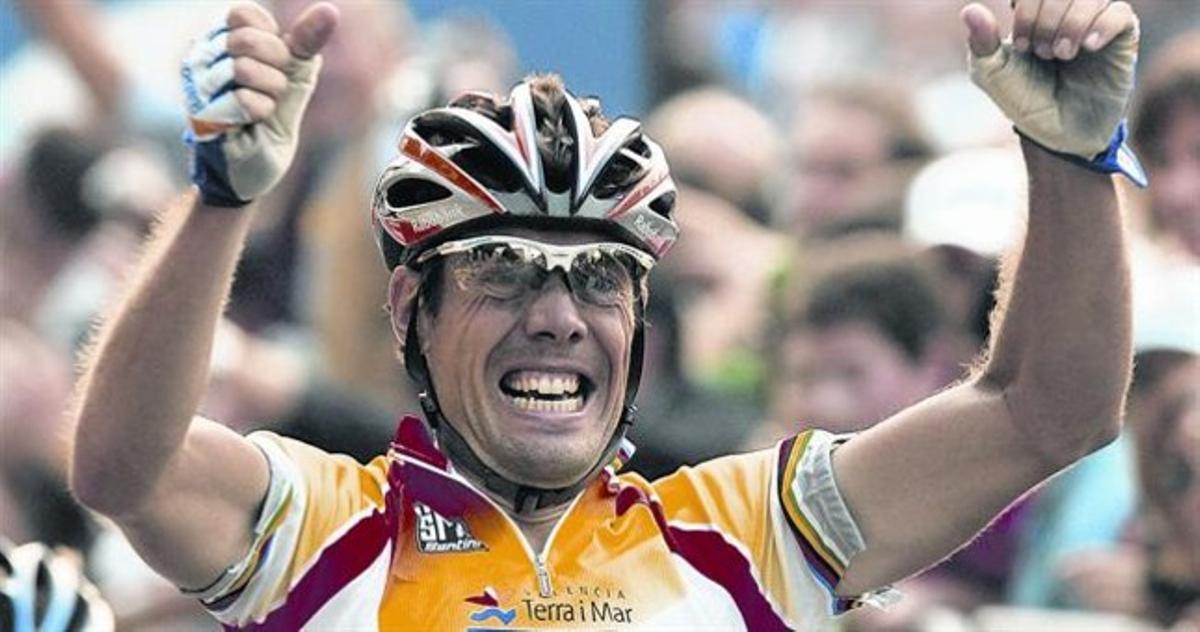 Óscar Freire conquistó su tercer título Mundial en el 2004 al batir en el sprint al alemán Erik Zabel