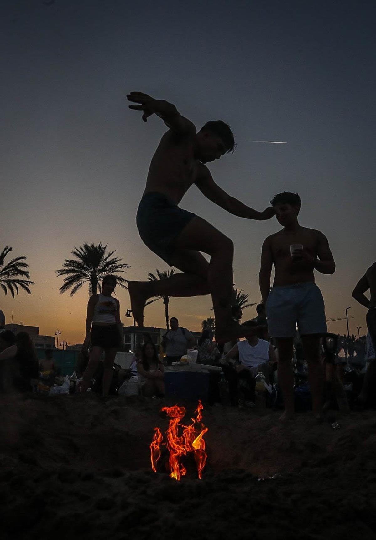 Todas las fotos de una noche de San Juan sofocante en las playas de València