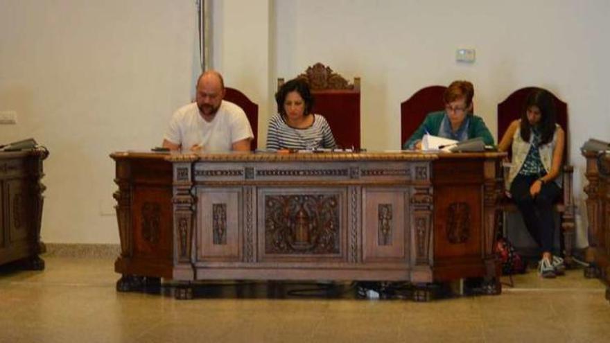 Desarrollo de la última sesión del consello escolar municipal de Tomiño. // C.T. / J.V.