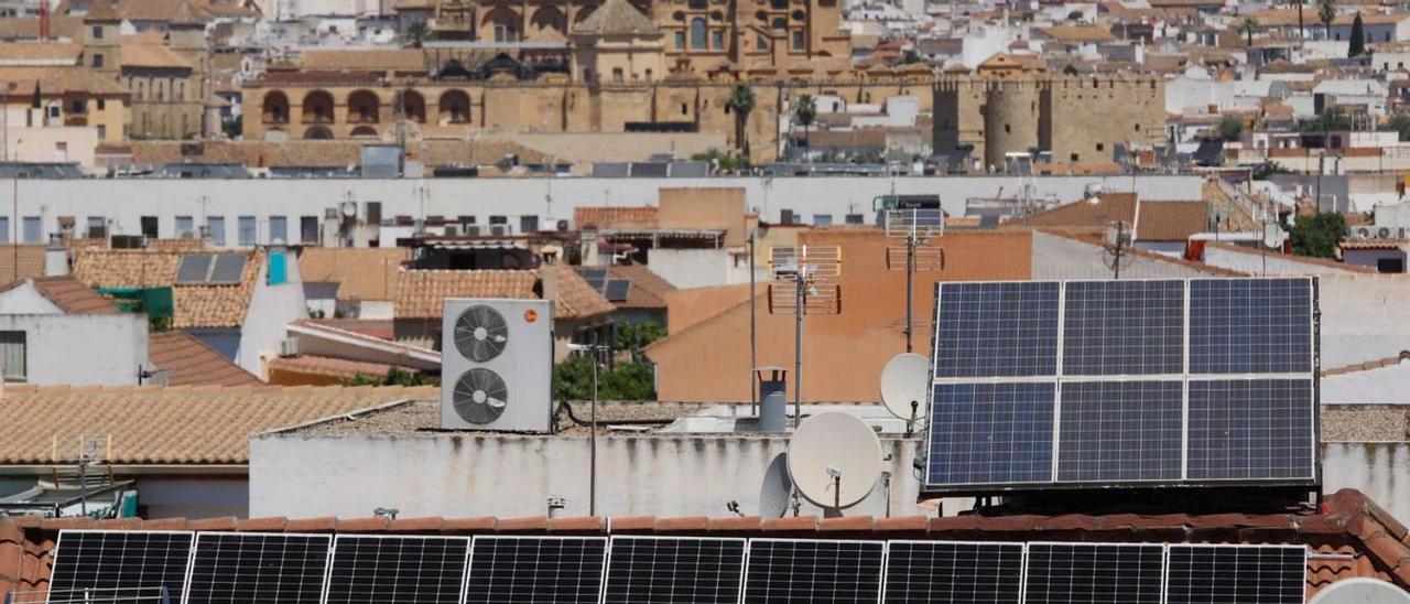 Instalación solar fotovoltaica sobre un tejado, con la Mezquita-Catedral al fondo.