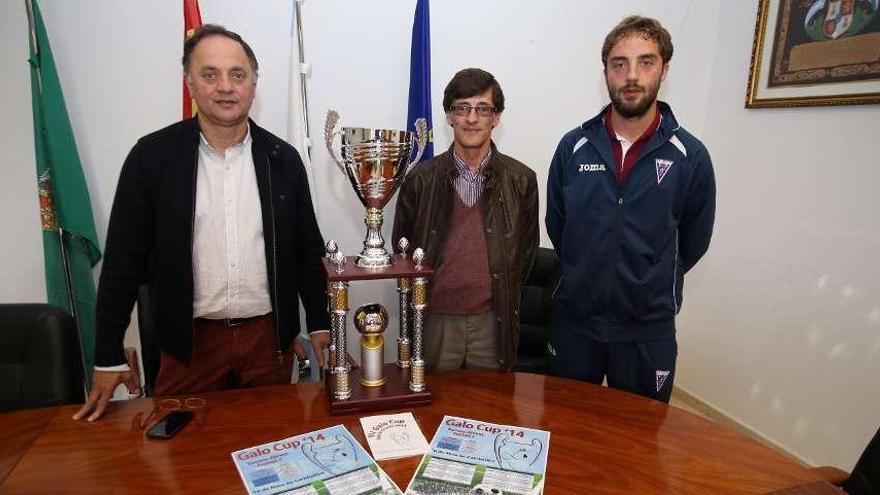 Otero, Penas y Fiuza, ayer, en la presentación de la fase previa de la Galo Cup de 2014. // Bernabé/Gutier