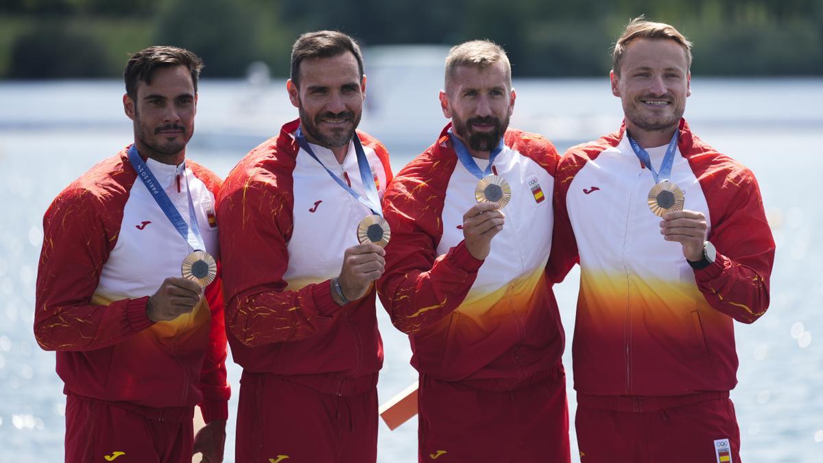 Carlos Arevalo, Marcus Cooper, Saul Craviotto y Rodrigo Germade celebran en el podio la medalla de bronce conseguida en piragüismo K-4 500 m masculino en los Juegos Olímpicos París 2024.