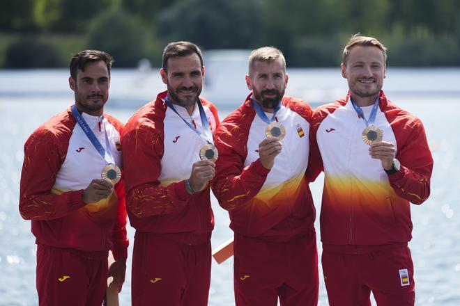 Carlos Arevalo, Marcus Cooper, Saul Craviotto y Rodrigo Germade celebran en el podio la medalla de bronce conseguida en piragüismo K-4 500 m masculino en los Juegos Olímpicos París 2024.