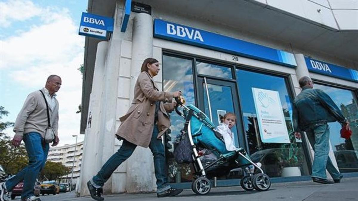 Una antigua oficina de Caixa Sabadell en Badalona, que pasó a ser de Unnim y ayer incorporó la imagen corporativa del BBVA.