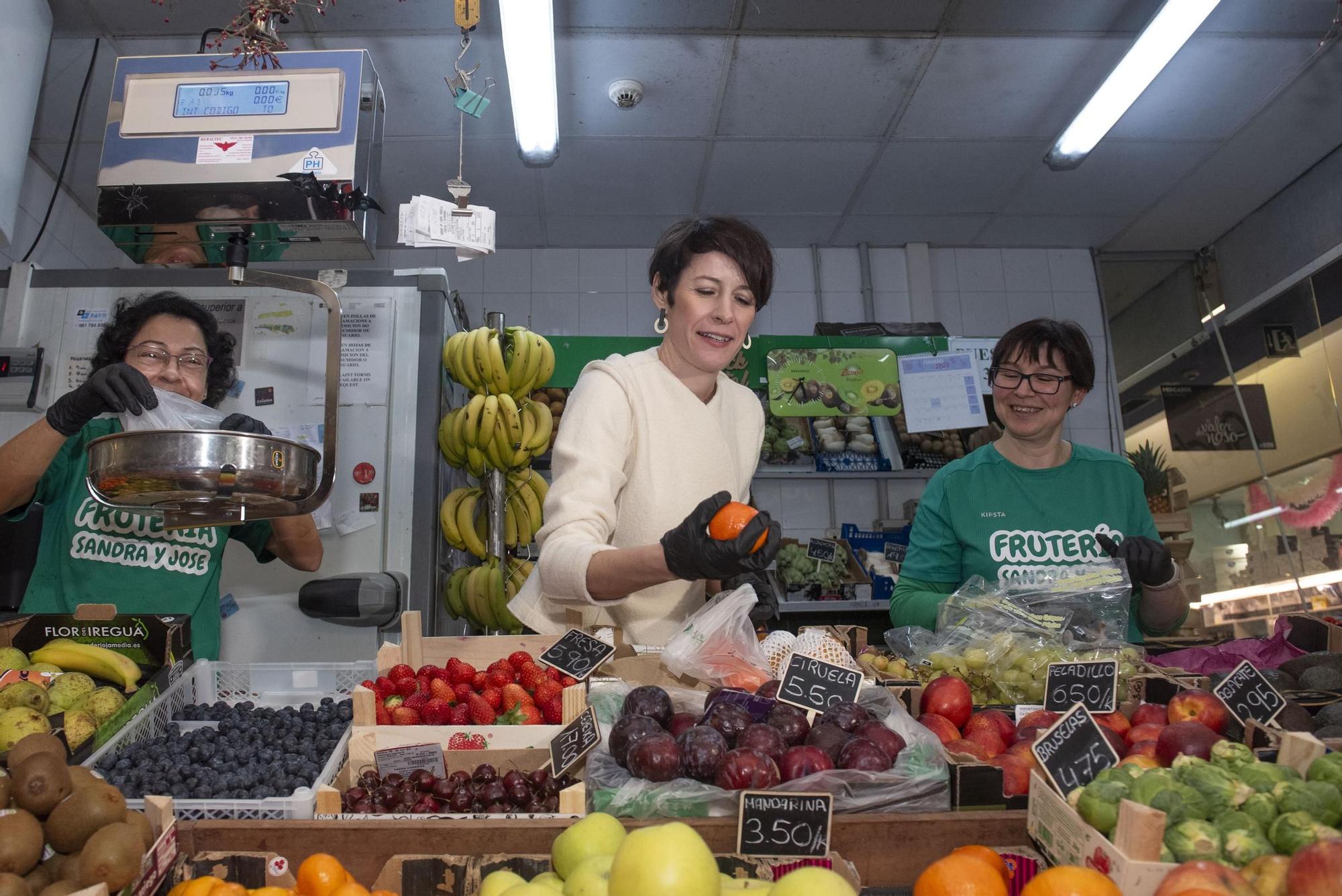 Ana Pontón visita el mercado de Elviña