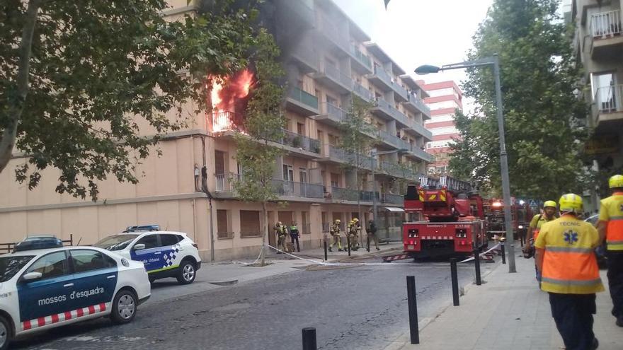 Les flames en el segon pis de l&#039;edifici afectat.