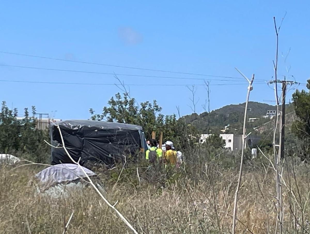 Los trabajadores en una chabola en la que presuntamente viven.