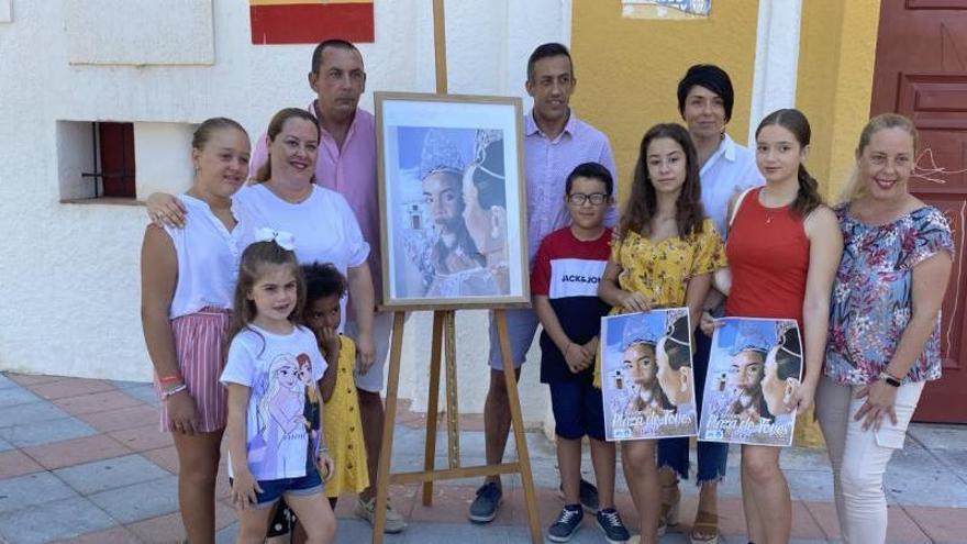 Vecinos de Plaza de Toros junto al cartel de la verbena. | L.O.