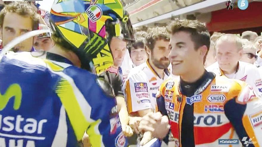 Valentino Rossi saluda a Marc Márquez al final de la carrera. // Telecinco