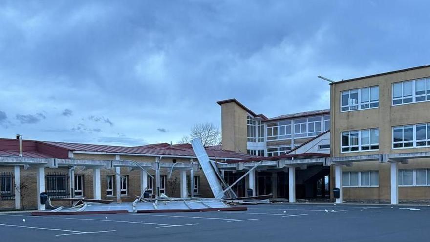 El viento arranca parte de la cubierta del colegio CPI O Cruce en Cerceda.