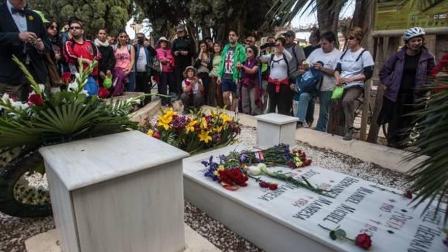 Lectura de versos, lágrimas de cebollas y flores sobre la tumba del poeta, ayer.