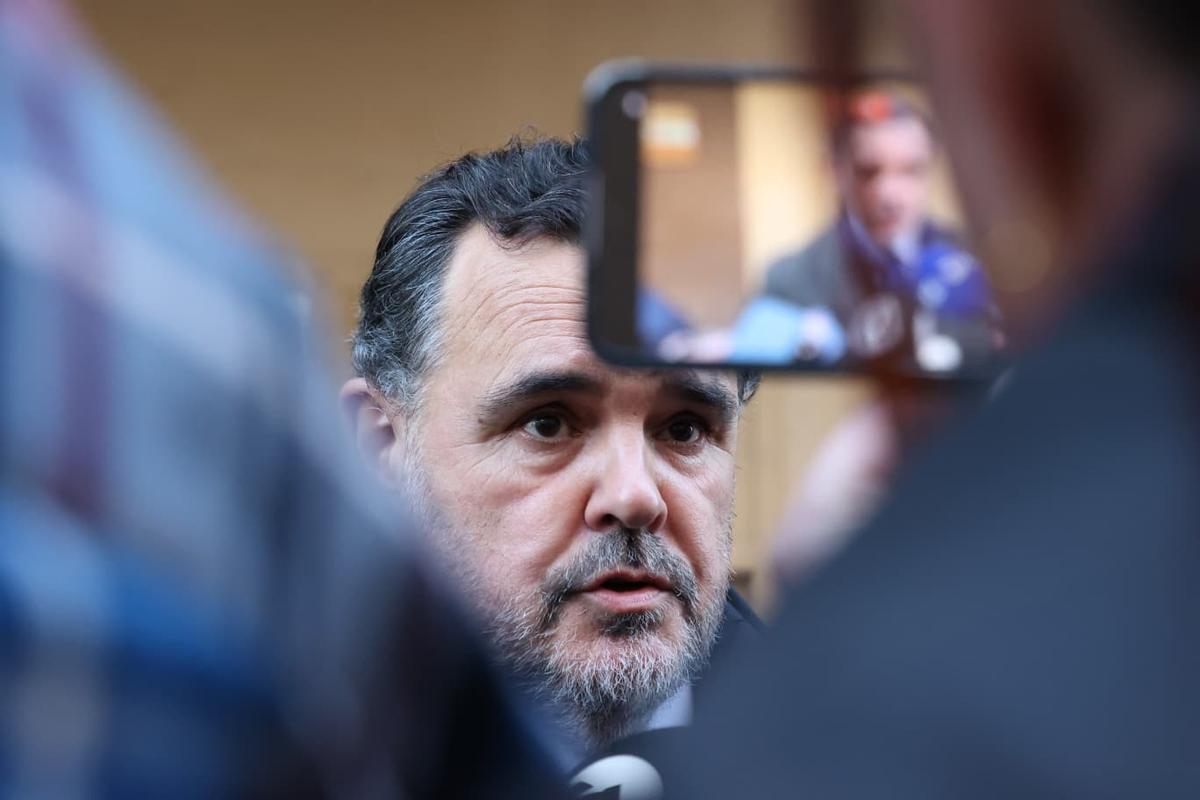 Así ha sido la salida de Carlos Baño de la comisaría de Alicante