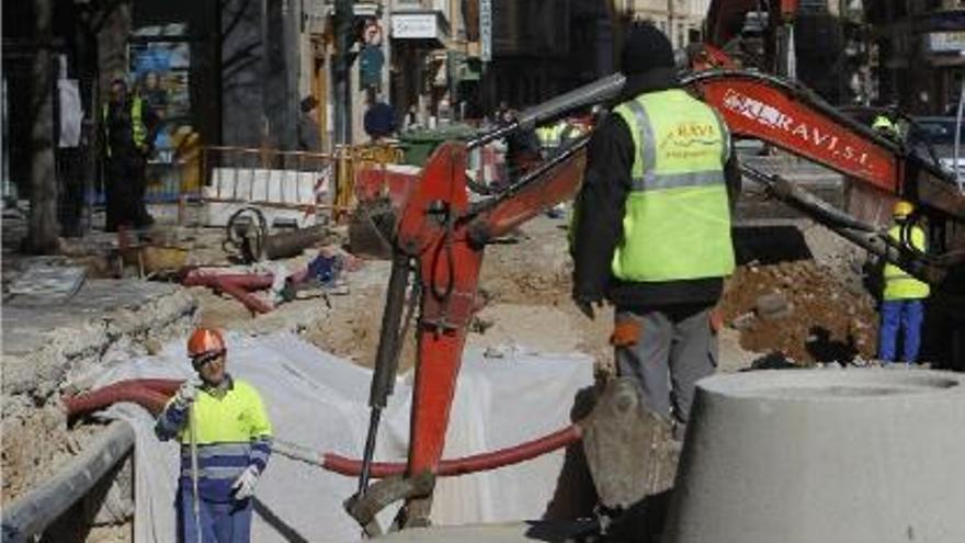 El Consell empezó ayer a tapar restos de la muralla medieval.