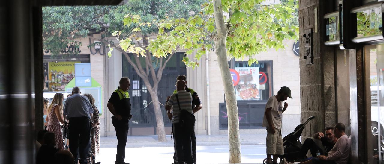 Mendigos en el pasaje Ebrosa en Zaragoza