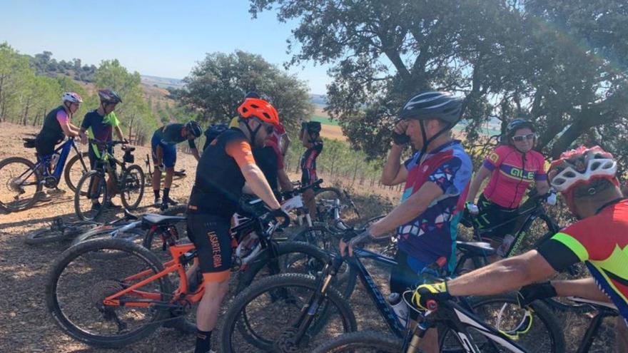 Iniciativas Ropelanas lleva a casi medio centenar de personas a una ruta ciclista en su verano cultural